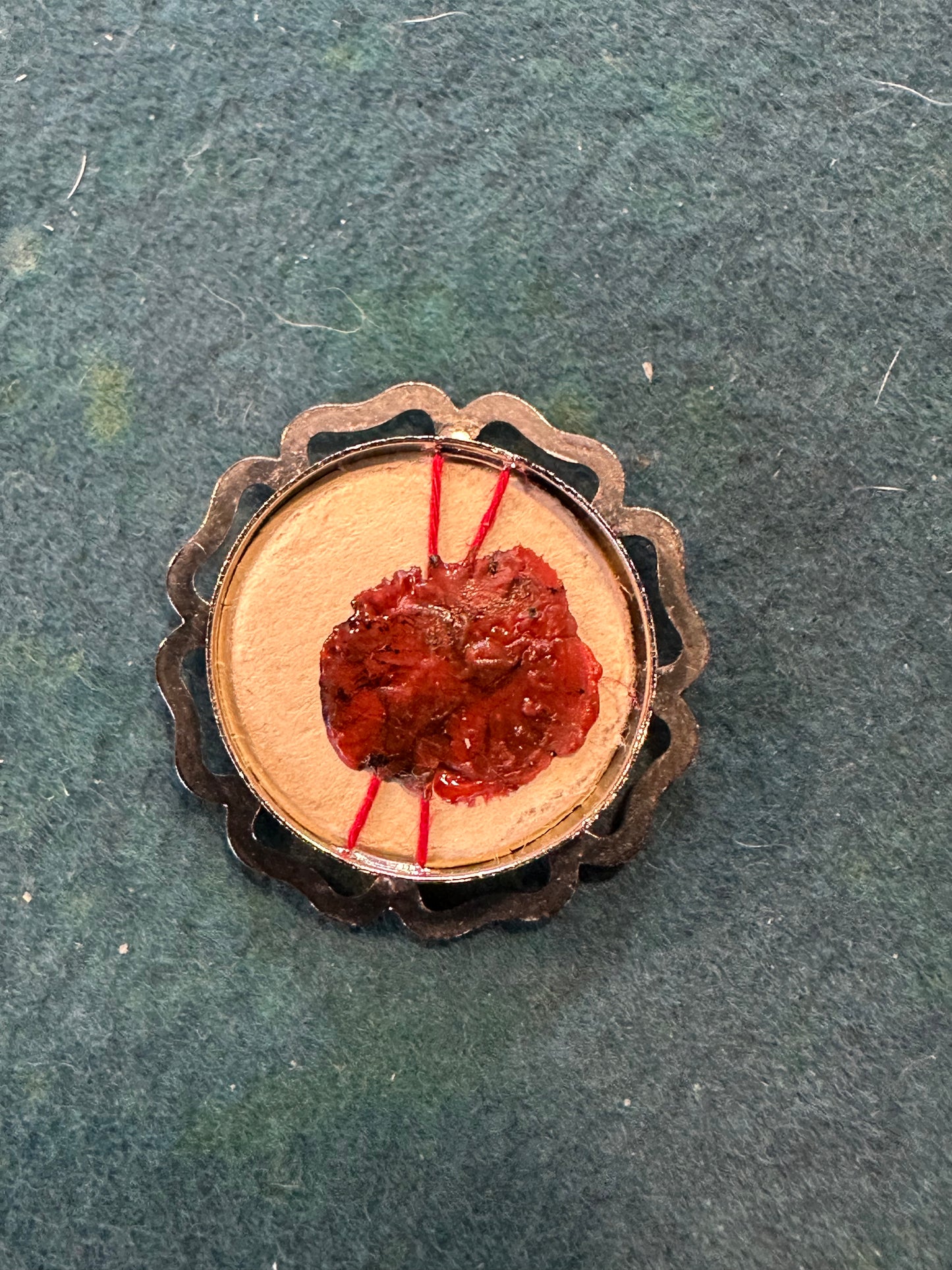 Reliquia originale ex indumentis di San Pio X – con sigillo ecclesiastico in ceralacca