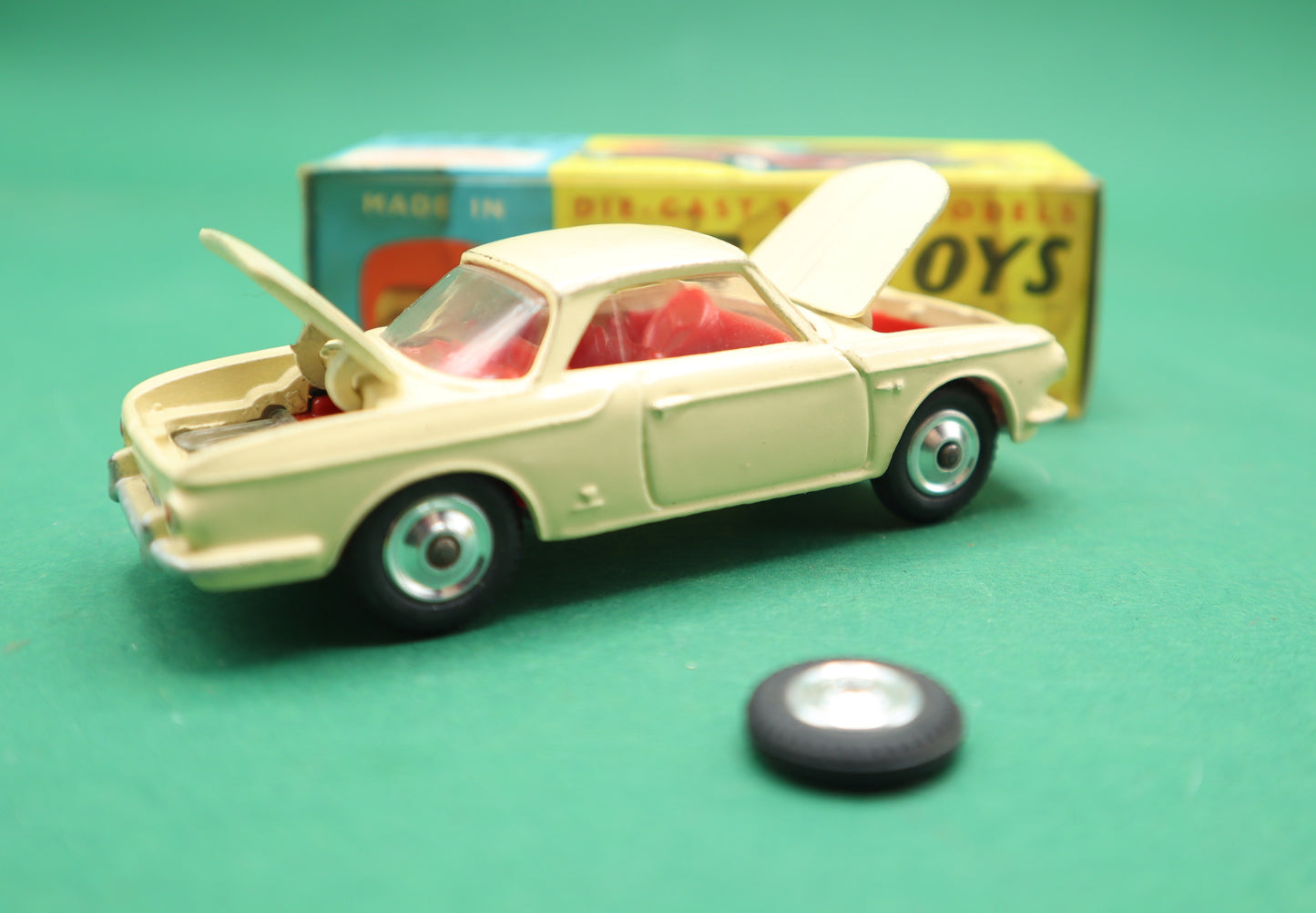 CORGI TOYS - 239-VOLKSWAGEN 1500 KHARMANN GHIA- CREMA- SCATOLA ORIGINALE 1/43