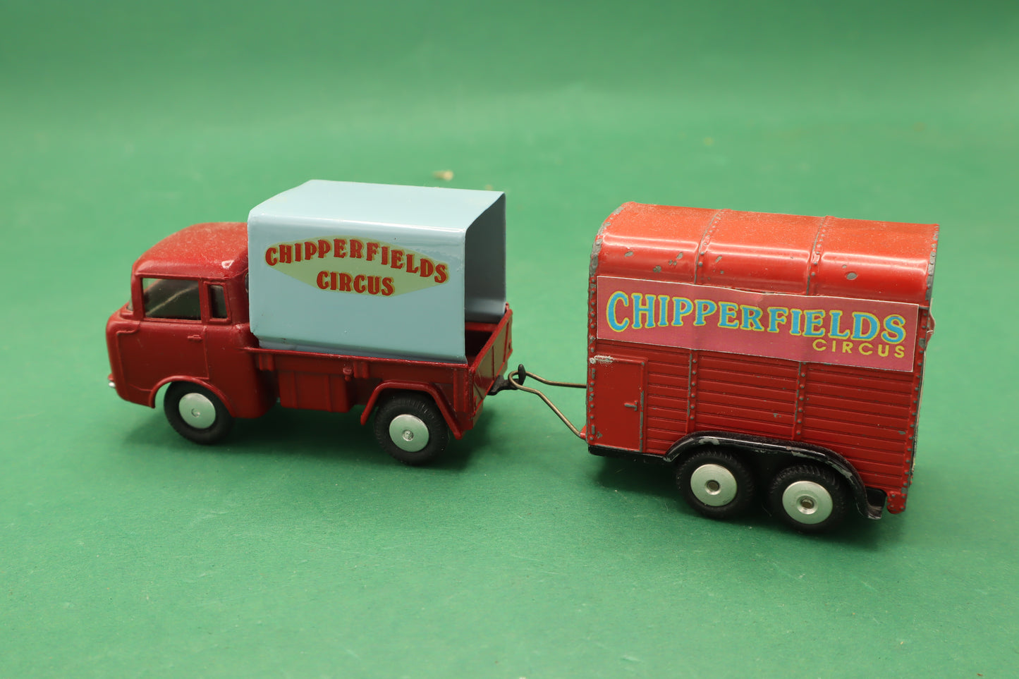 Corgi Camion ´Rice Pony Trailer´ con Jeep FC-150 Circus Chipperfields