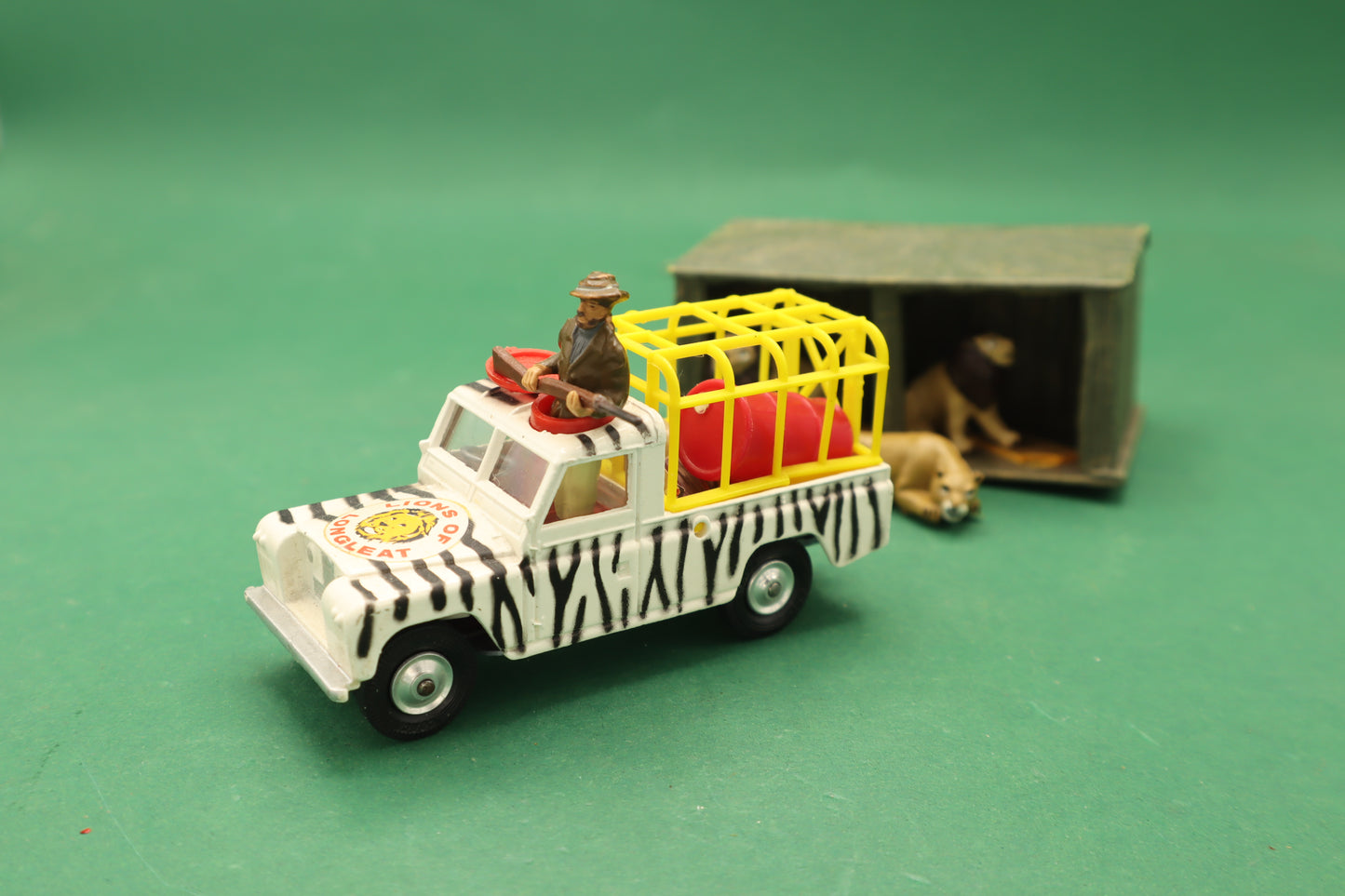 CORGI TOYS - Land Rover 109 Pickup Truck Lions of Longleat Zebra Stripe