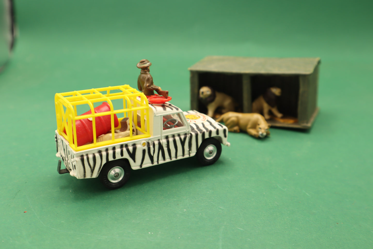 CORGI TOYS - Land Rover 109 Pickup Truck Lions of Longleat Zebra Stripe