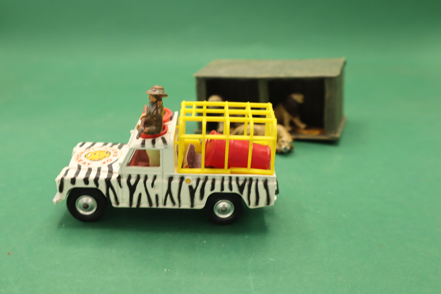 CORGI TOYS - Land Rover 109 Pickup Truck Lions of Longleat Zebra Stripe