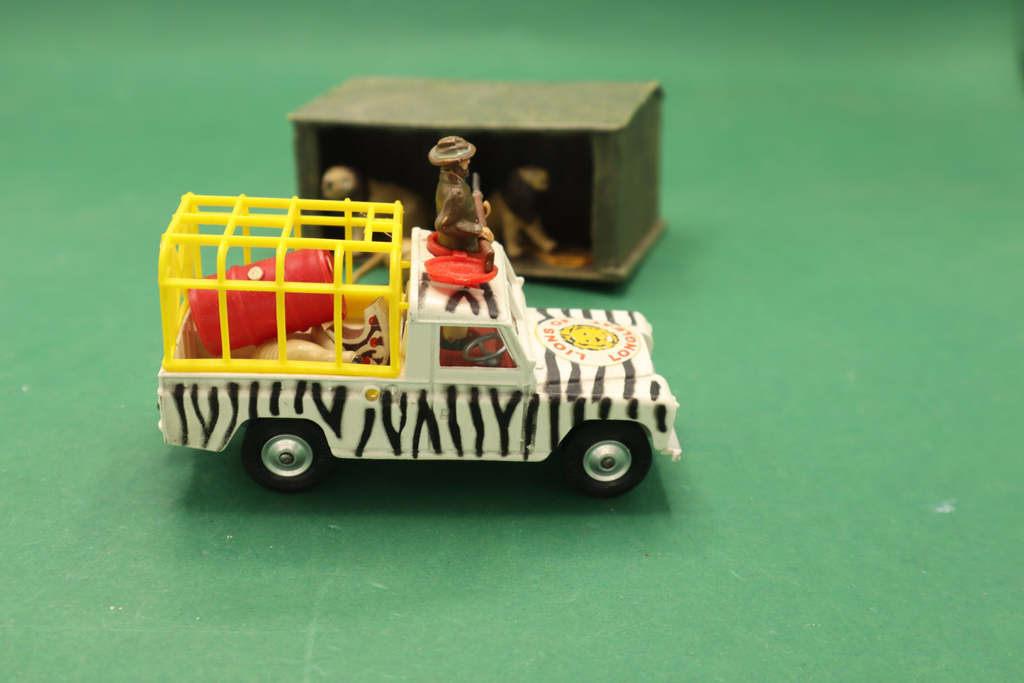 CORGI TOYS - Land Rover 109 Pickup Truck Lions of Longleat Zebra Stripe