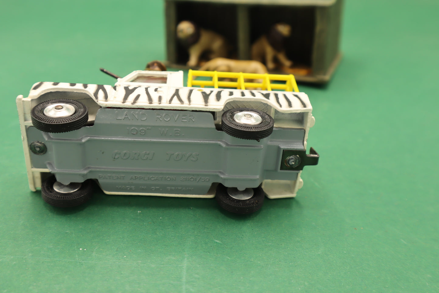 CORGI TOYS - Land Rover 109 Pickup Truck Lions of Longleat Zebra Stripe