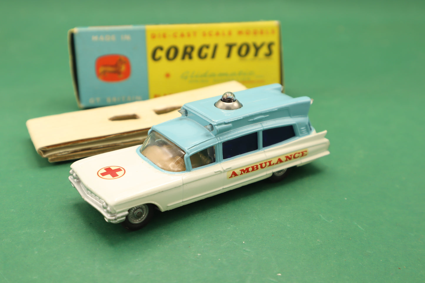 CORGI TOYS -Superior Ambulance on Cadillac Chassis N.437 MECCANO ENGLAND. 1/43 Anni 60