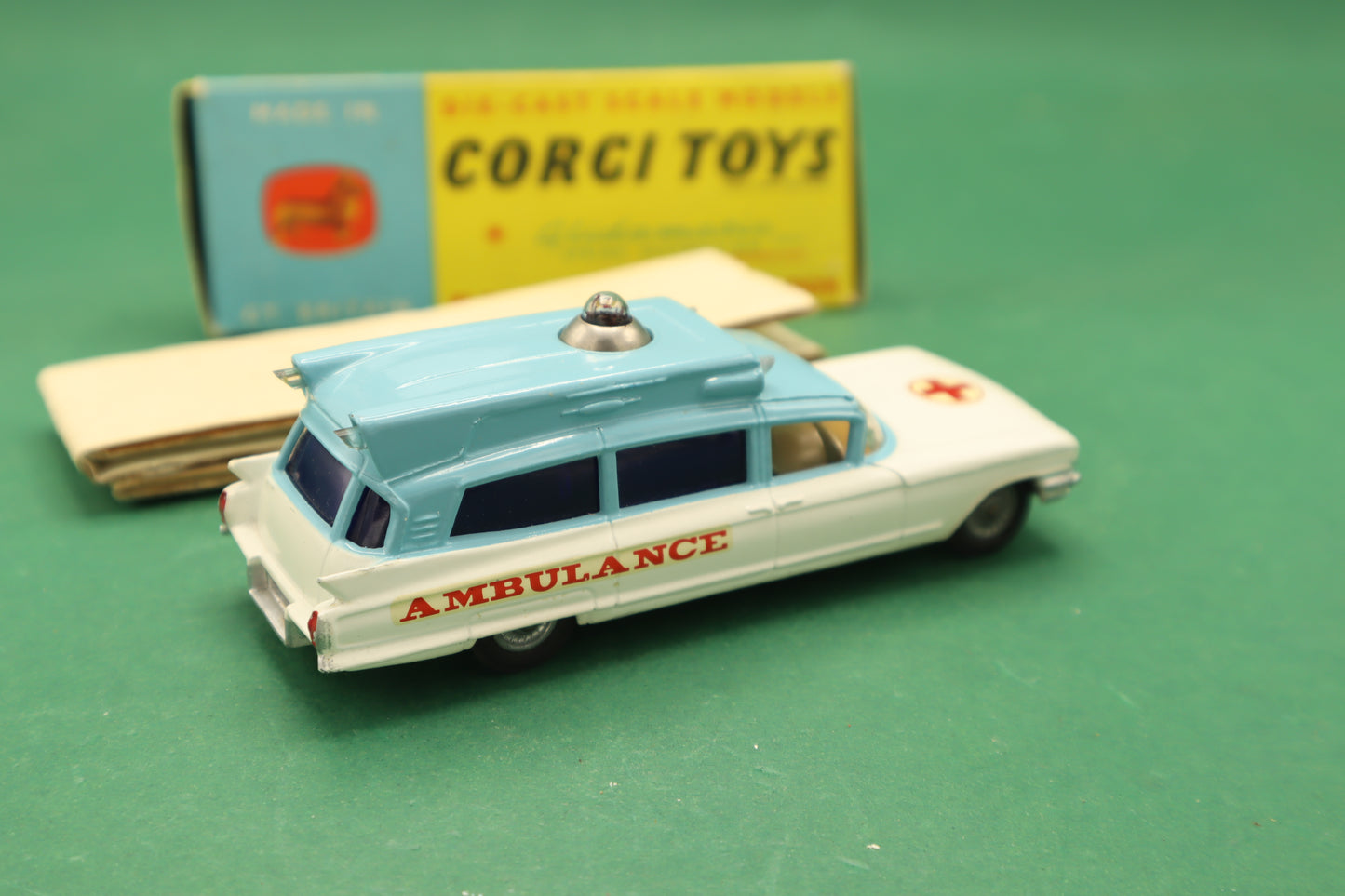 CORGI TOYS -Superior Ambulance on Cadillac Chassis N.437 MECCANO ENGLAND. 1/43 Anni 60