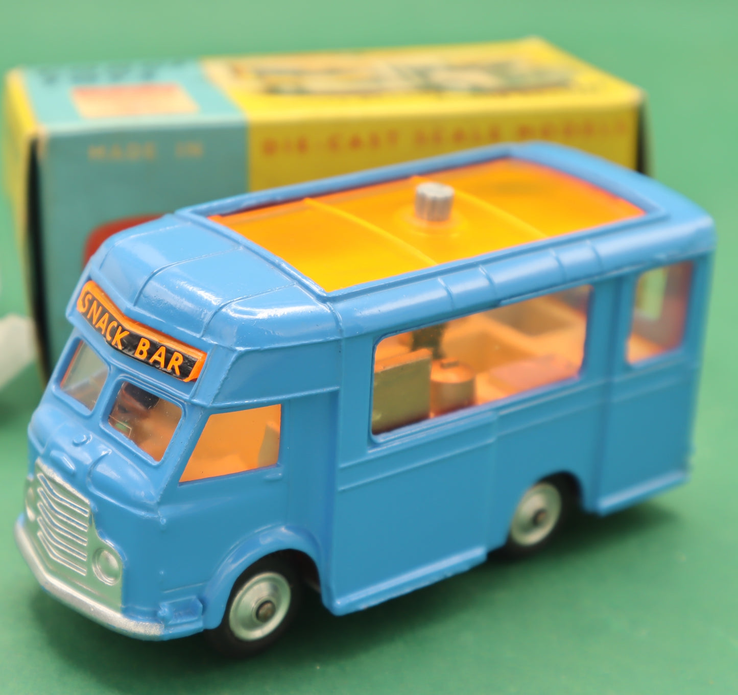 CORGI TOYS - 471 - Smiths Karrier Mobile Canteen van -Made in ENGLAND-  1/43 Anni 60