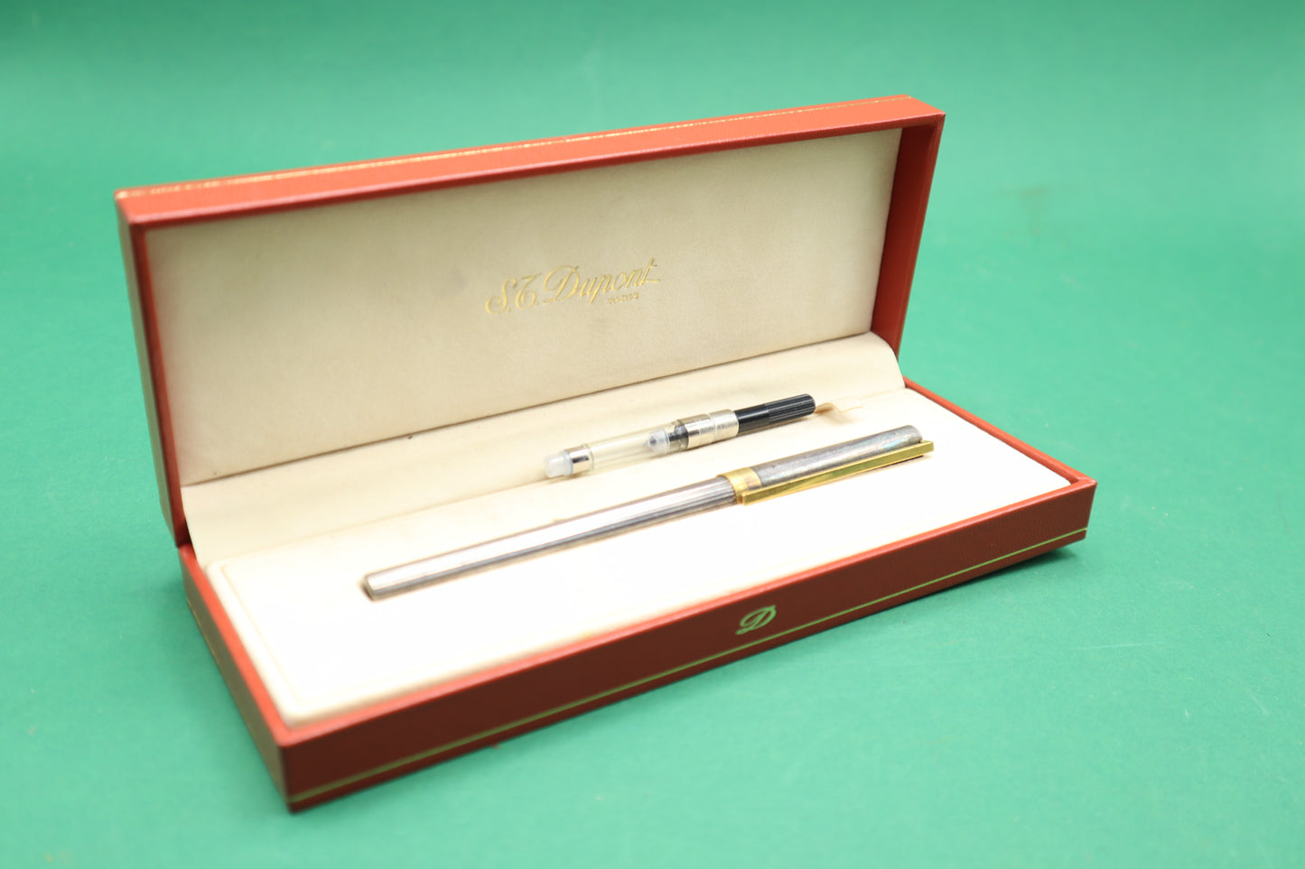 S.T. Dupont Classique- Silver Plated Godron 18K Fine Nib