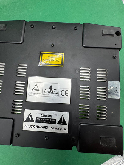 Console Sega Saturn nera con controller e cavi