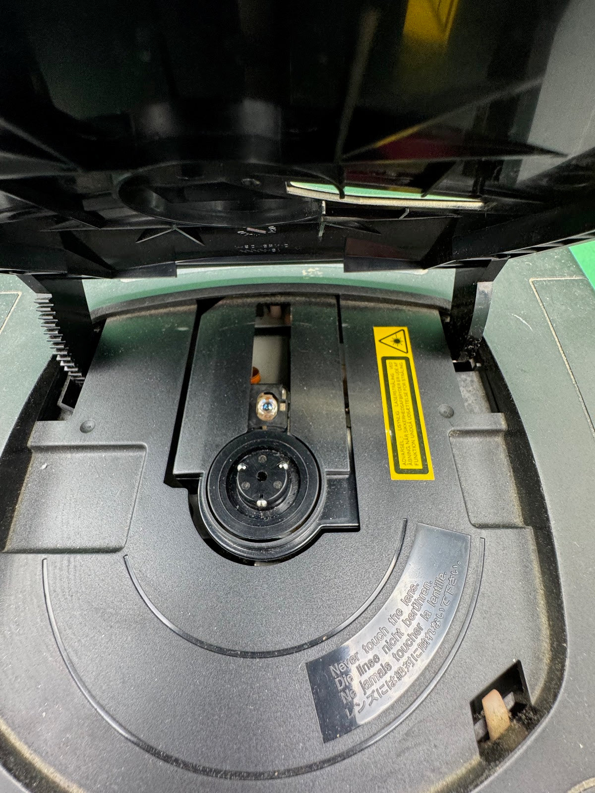 Console Sega Saturn nera con controller e cavi
