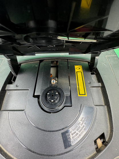 Console Sega Saturn nera con controller e cavi