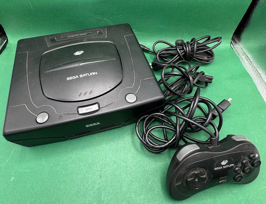 Console Sega Saturn nera con controller e cavi