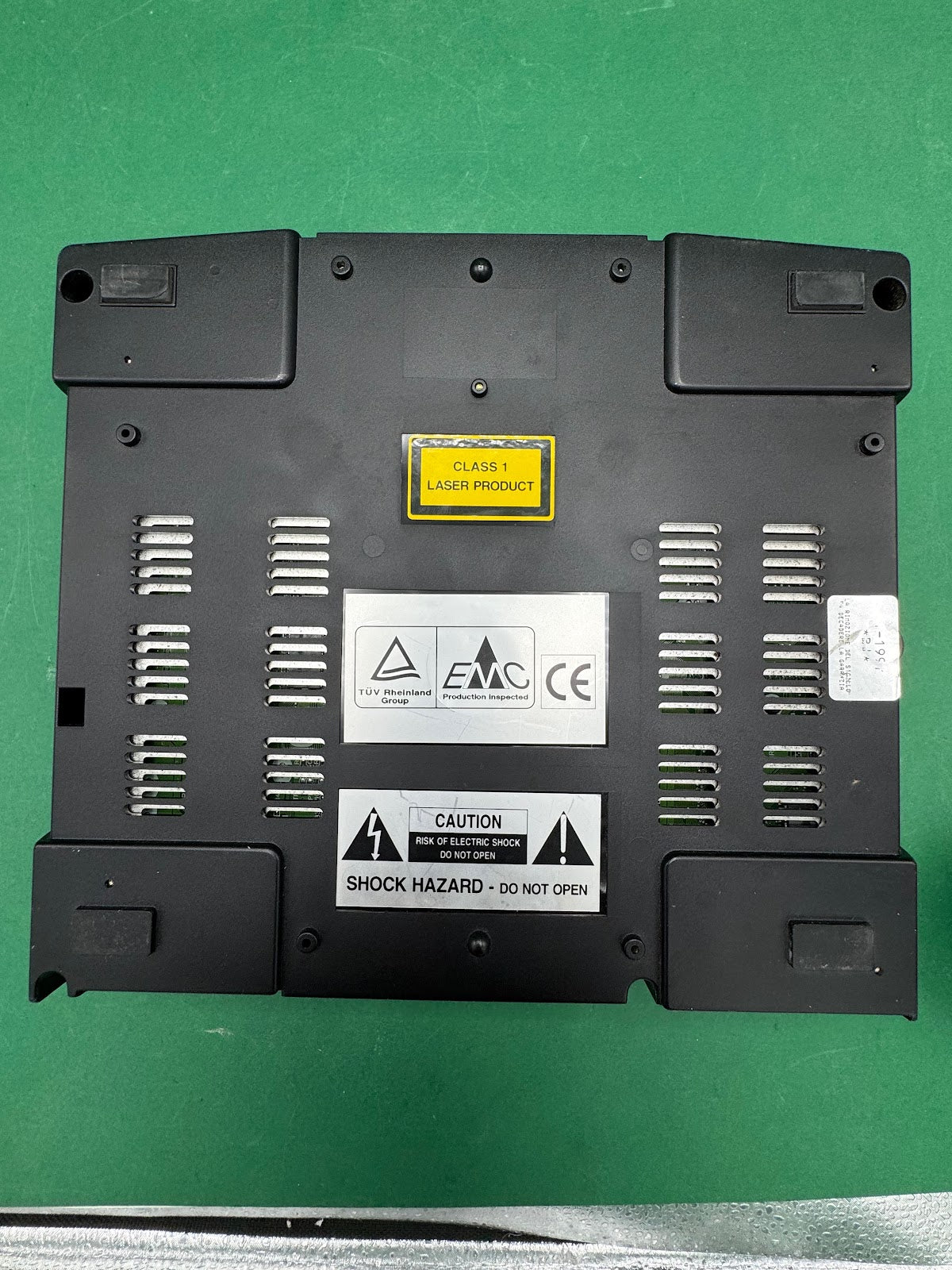 Console Sega Saturn nera con controller e cavi