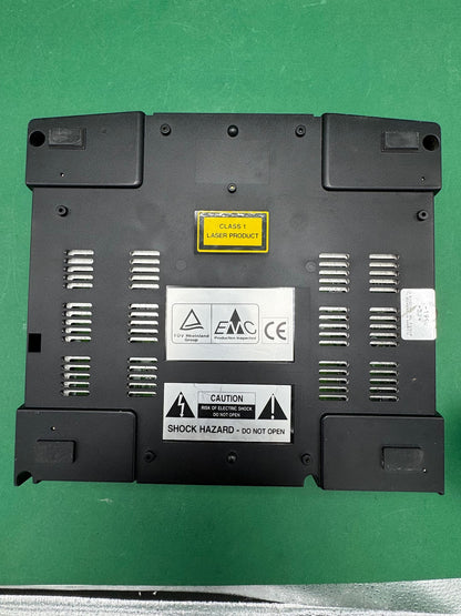 Console Sega Saturn nera con controller e cavi