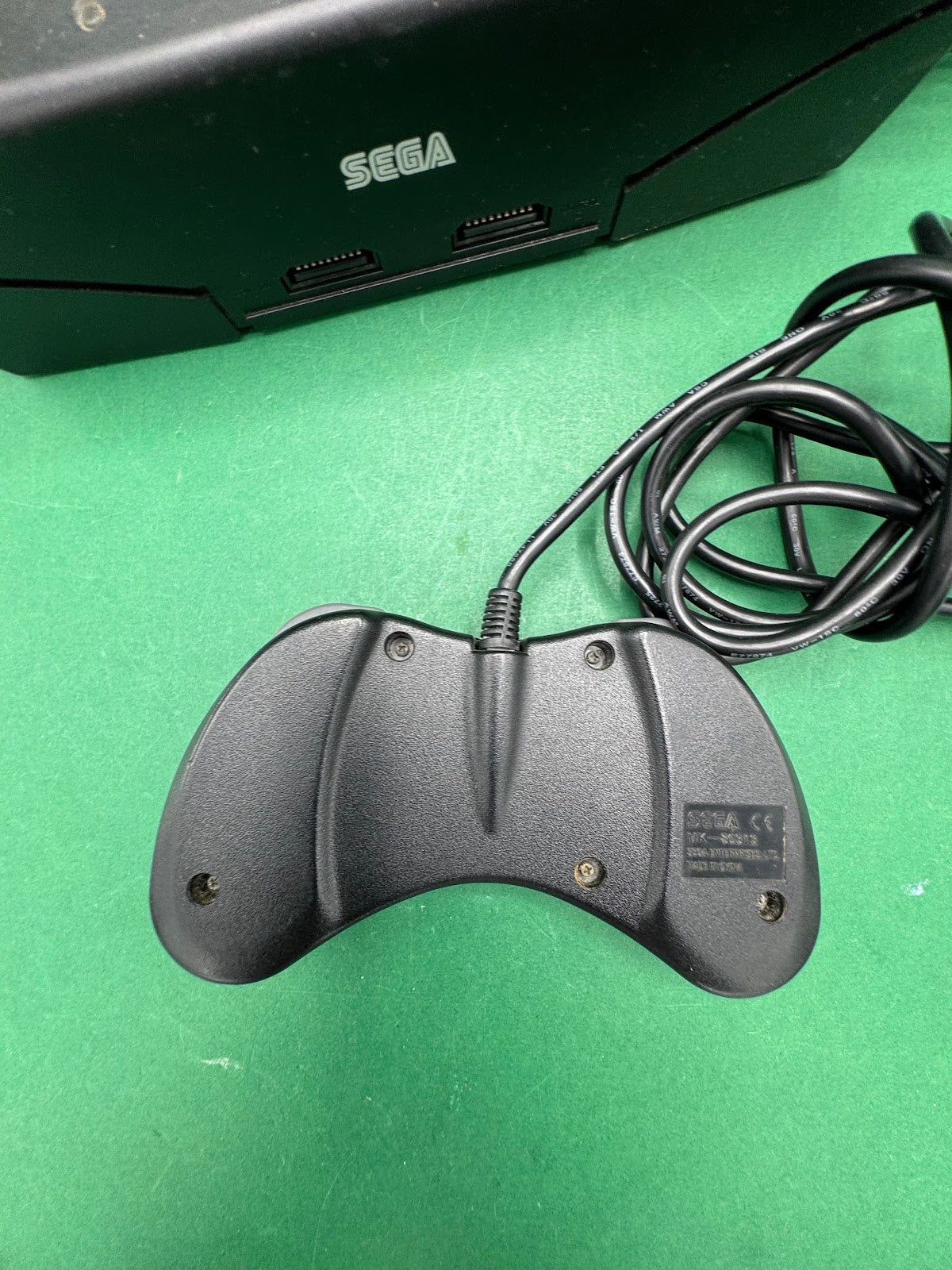 Console Sega Saturn nera con controller e cavi