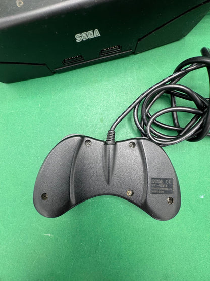 Console Sega Saturn nera con controller e cavi