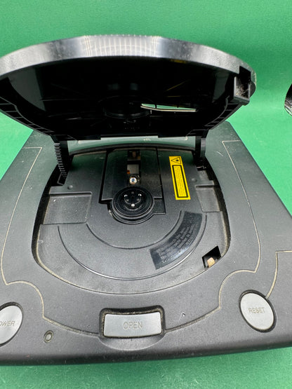 Console Sega Saturn nera con controller e cavi