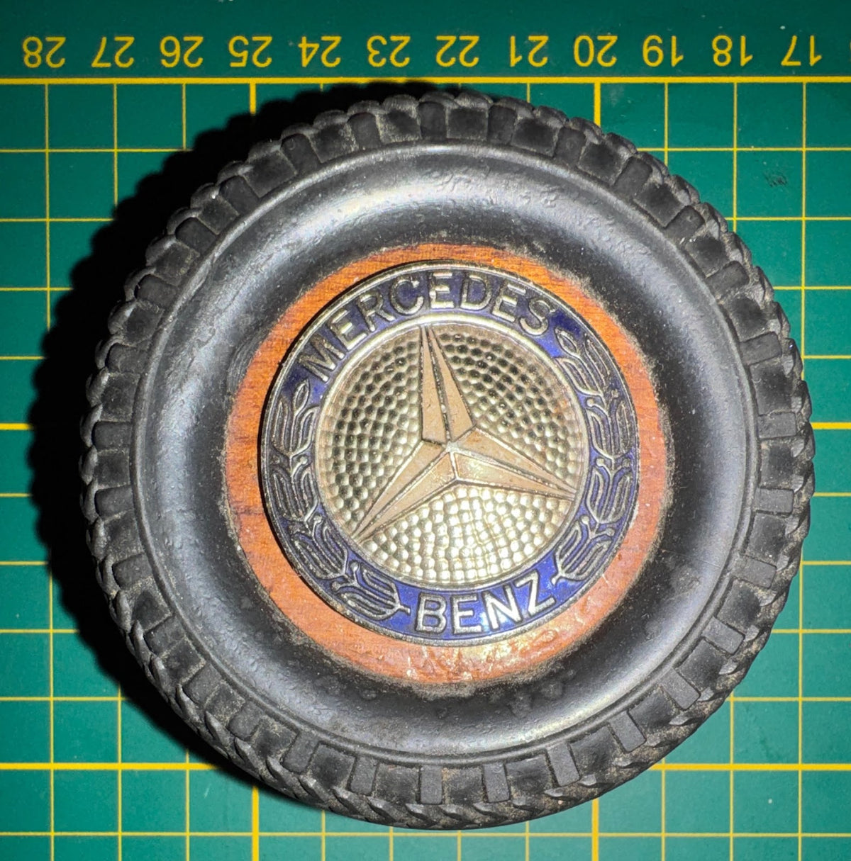 Spazzola circolare a forma di pneumatico con emblema Mercedes-Benz