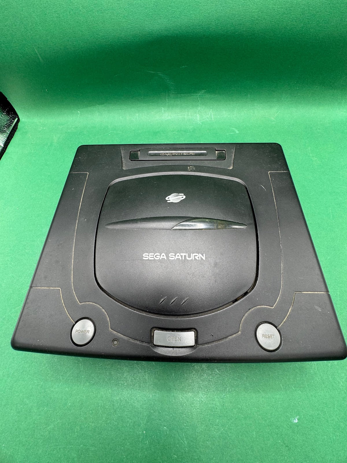 Console Sega Saturn nera con controller e cavi