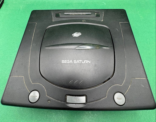 Console Sega Saturn nera con controller e cavi