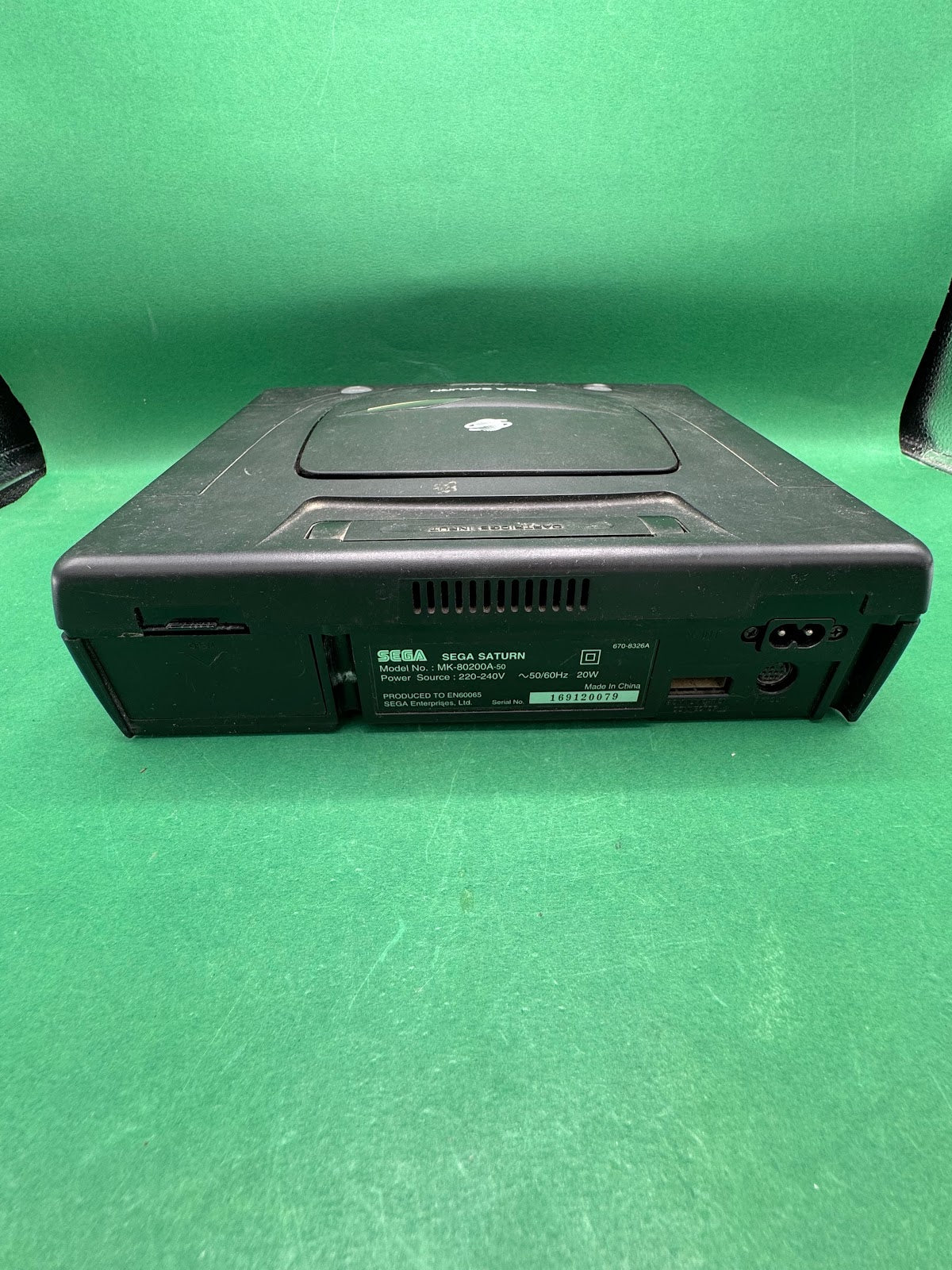 Console Sega Saturn nera con controller e cavi