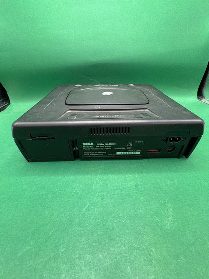 Console Sega Saturn nera con controller e cavi