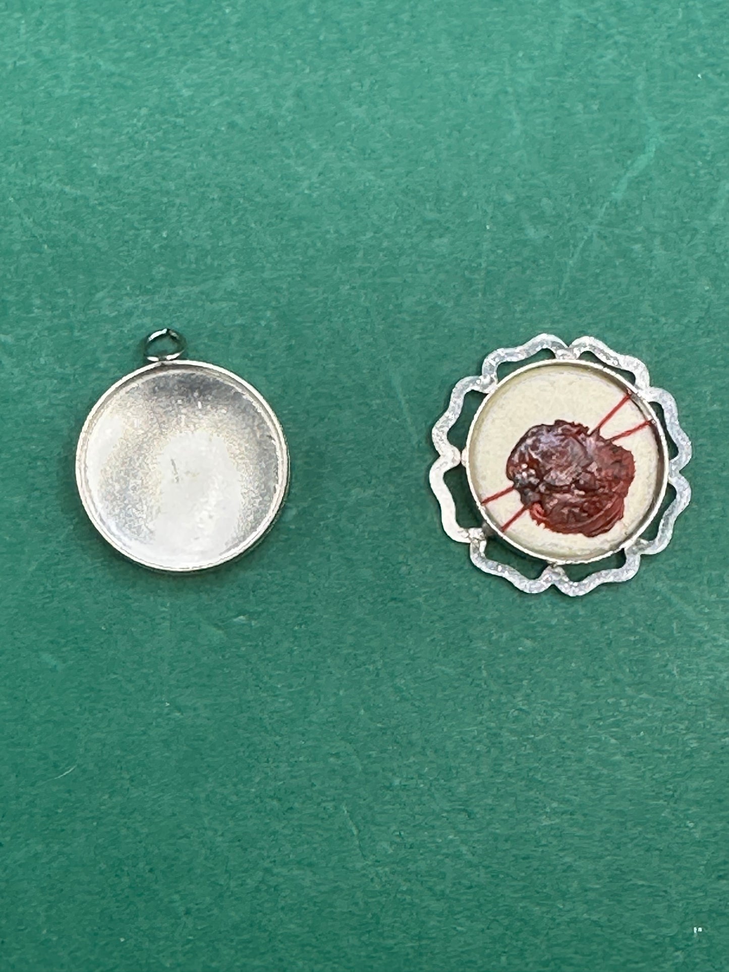 Reliquia originale ex indumentis di San Pio X – con sigillo ecclesiastico in ceralacca