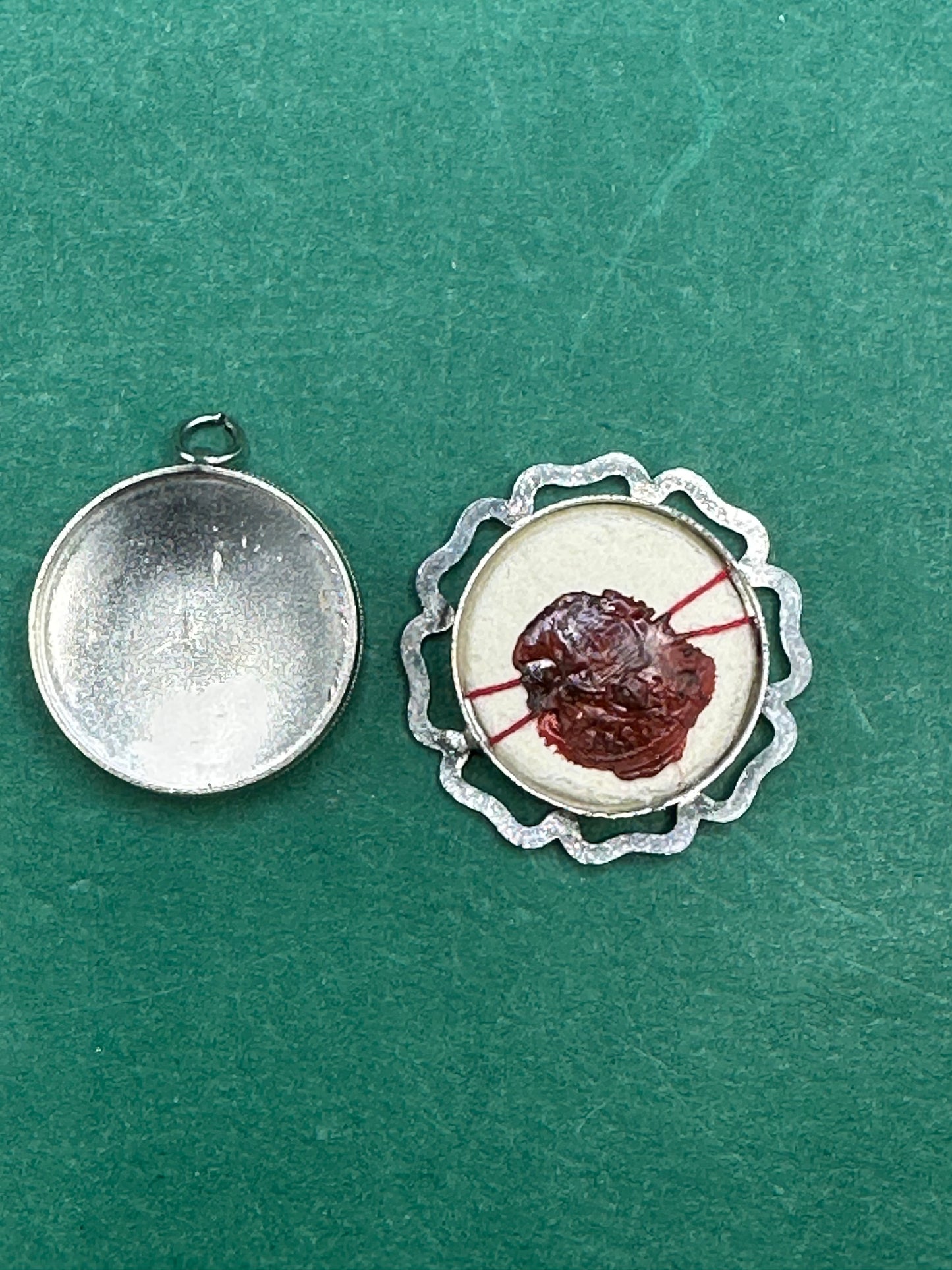 Reliquia originale ex indumentis di San Pio X – con sigillo ecclesiastico in ceralacca