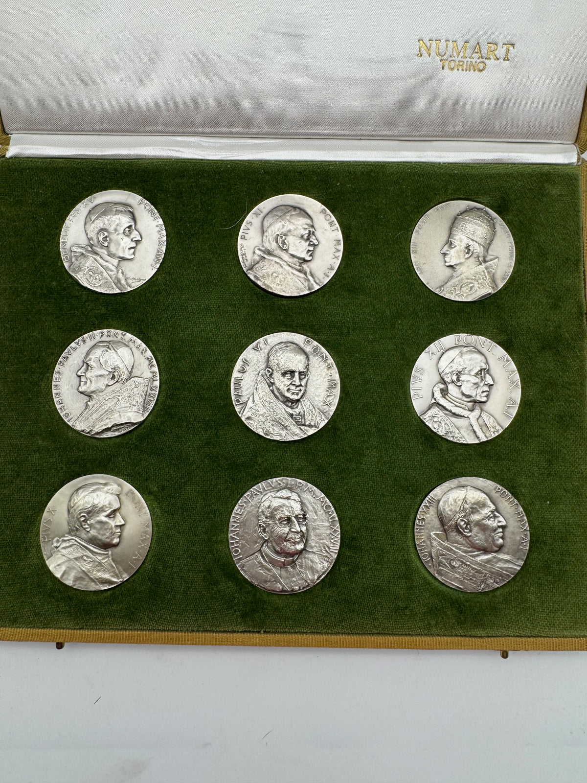 Serie “I Papi del XX Secolo” – 9 Medaglie in Argento 800‰ – Numart Torino – Cofanetto Originale