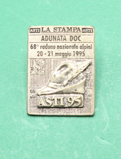 La stampa Adunata Doc Nazionale Alpini 20-21 Maggio 1995 ASTI 95 Pin Spilla Distintivo