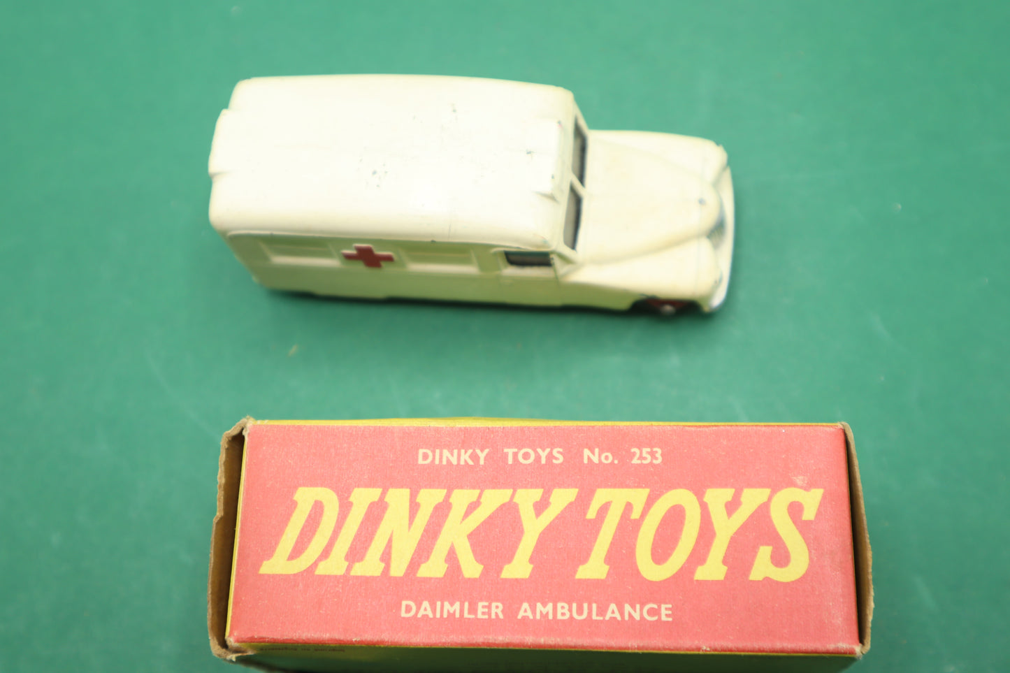 DINKY TOYS - 253 - DAIMLER AMBULANCE - CREMA/ROSSO SCATOLA ORIGINALE 1/43