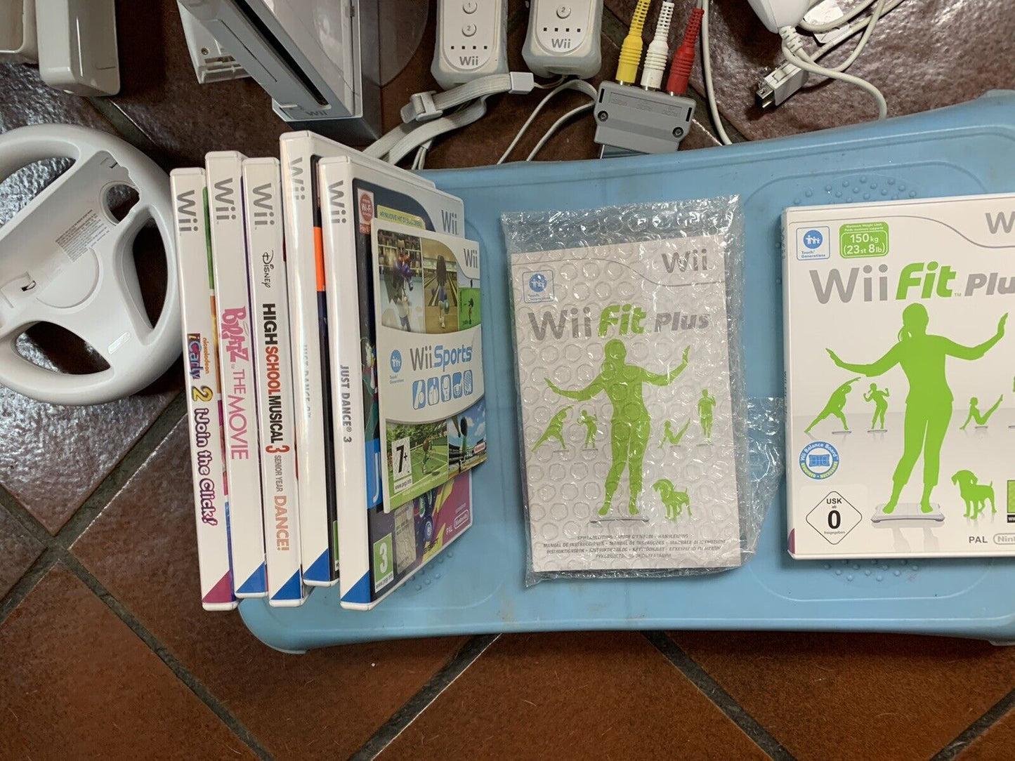 Nintendo Wii e Wii Sports  Wii Fit Accessori 7 Giochi Bianca 2 Controller