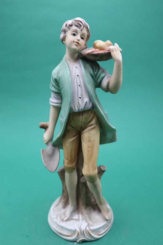 Vintage capo di monte Ragazzo con cibo figurine Italia statue Boy Spade food Italy Collectable