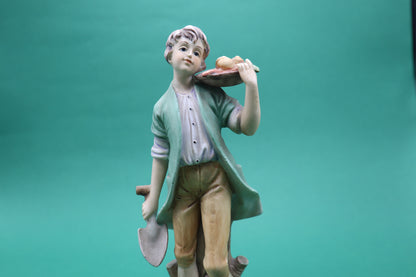 Vintage capo di monte Ragazzo con cibo figurine Italia statue Boy Spade food Italy Collectable